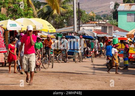 Pousse-pousse traditionnel dans les rues de la ville. Les pousse-pousse sont un mode de transport courant à Madagascar. Banque D'Images