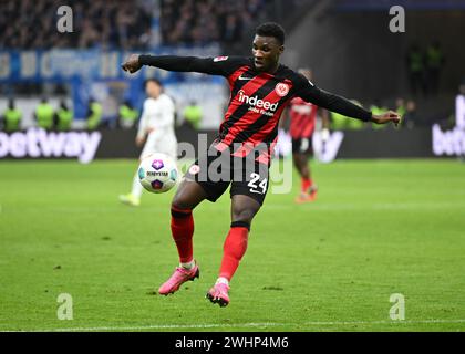 10 février 2024, Hesse, Francfort/main : football : Bundesliga, Eintracht Frankfurt - VfL Bochum, journée 21 au Deutsche Bank Park. Aurelio Buta de Francfort en action. Photo : Arne Dedert/dpa - NOTE IMPORTANTE : conformément aux règlements de la DFL German Football League et de la DFB German Football Association, il est interdit d'utiliser ou de faire utiliser des photographies prises dans le stade et/ou du match sous forme d'images séquentielles et/ou de séries de photos de type vidéo. Banque D'Images