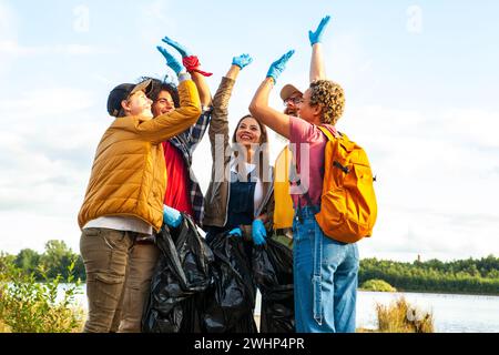 Forest Guardians : des bénévoles multiculturels célèbrent Cleanup Triumph Banque D'Images