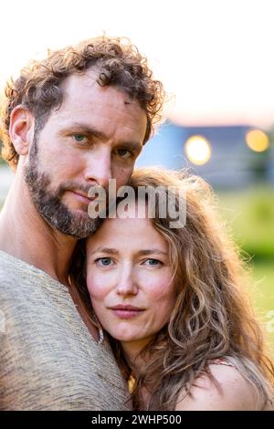 Summertime Serenity : couple millénaire adorable dans le jardin Banque D'Images