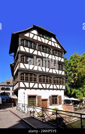 Strasbourg, France - septembre 2023 : maison à colombages de style européen traditionnel au bord de la rivière 'III' dans le centre-ville historique Banque D'Images