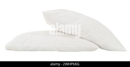 Oreillers blancs dans la pile après l'utilisation du client dans l'hôtel ou la chambre de villégiature est isolé sur fond blanc avec chemin de découpage. Concept de confortable et heureux Banque D'Images