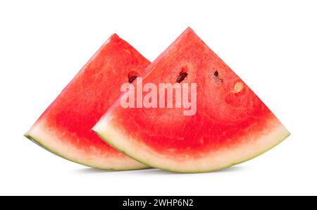 La vue de face des tranches de pastèque rouge mûre est isolée sur fond blanc avec chemin de détourage. Banque D'Images