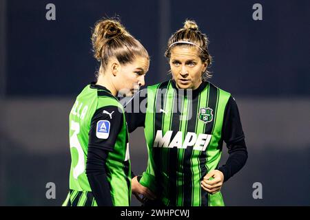 Sassuolo, Italie. 10 février 2024. Sara Mella de Sasssuolo Women et Lana Clelland de Sassuolo Women lors du match de Serie A Femminile entre Milan Women et Sassuolo Women au Stadio Enzo Ricci Sassuolo le 10 février 2024 à Sassuolo, Italie. Pendant US Sassuolo vs AC Milan, match de football italien Serie A Women à Sassuolo, Italie, 10 février 2024 crédit : Agence photo indépendante/Alamy Live News Banque D'Images