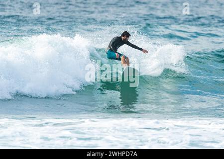 Surfeur local sur les vagues Banque D'Images