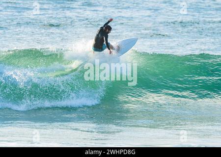 Surfeur local sur les vagues Banque D'Images