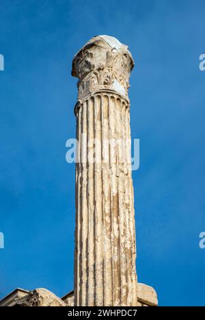 Colonne de la Bibliothèque d'Hadrien contre le ciel, Athènes, Grèce Banque D'Images