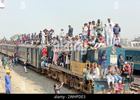 Bishwa Ijtema Kongregation au Bangladesh des milliers de fidèles musulmans rentrent chez eux dans un train surpeuplé après avoir assisté à la prière finale de Bishwa Ijtema, qui est considérée comme le deuxième plus grand rassemblement musulman au monde après le Hadj, à Tongi, dans la banlieue de Dhaka, au Bangladesh, le 11 février 2024. Tongi Dhaka District Bangladesh Copyright : xHabiburxRahmanx Banque D'Images