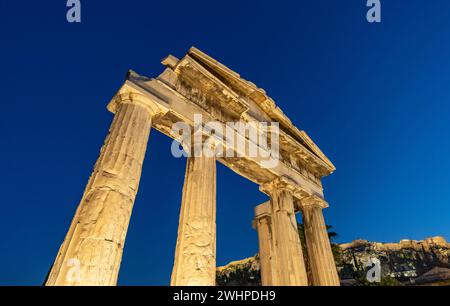 Porte d'Athéna Archegetis illuminée contre le ciel bleu nocturne, Agora romaine, Athènes, Grèce Banque D'Images