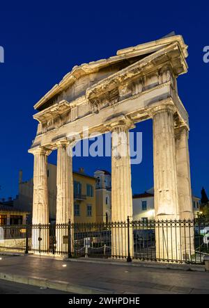 Porte d'Athéna Archegetis illuminée contre le ciel bleu nocturne, Agora romaine, Athènes, Grèce Banque D'Images