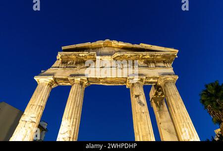 Porte d'Athéna Archegetis illuminée contre le ciel bleu nocturne, Agora romaine, Athènes, Grèce Banque D'Images