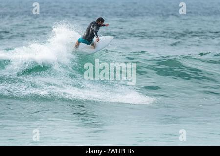 Surfeur local sur les vagues Banque D'Images