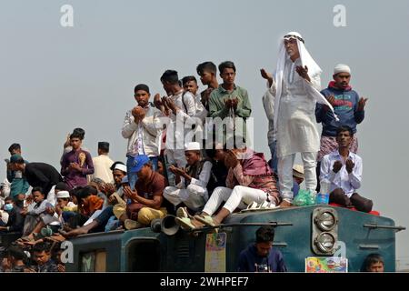 Dhaka, Bangladesh. 11 février 2024. Les fidèles musulmans offrent des prières lorsqu'ils prennent part à l'Akheri Munajat ou prières finales pendant 'Biswa Ijtema', une congrégation annuelle de musulmans à Tongi, à quelque 30 km au nord de Dhaka le 11 février 2024. Photo Habibur Rahman/ABACAPRESS.COM crédit : Abaca Press/Alamy Live News Banque D'Images