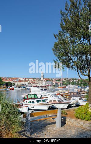 Marina de Krk ville sur l'île de Krk, mer adriatique, Croatie Banque D'Images