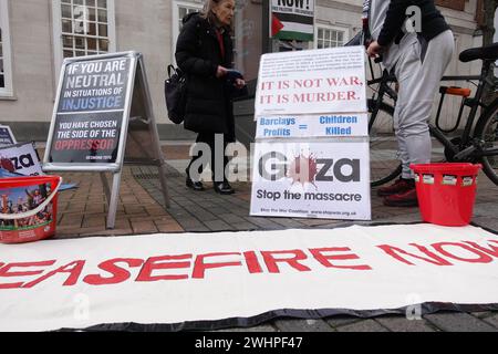 Rassemblement Pro Ceasefire devant Barclays Bank à Kingston upon Thames en soutien aux Palestiniens le 10 février 2024. Banque D'Images