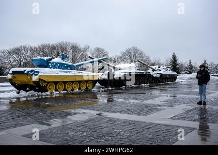 Kiev, Ukraine. 10 février 2024. Un homme se tient près des chars de l'enceinte de la mère-patrie à Kiev. La population ukrainienne résiste près de 2 ans après l'invasion russe à grande échelle, essayant de maintenir une vie normale. (Photo de Ximena Borrazas/SOPA images/Sipa USA) crédit : Sipa USA/Alamy Live News Banque D'Images