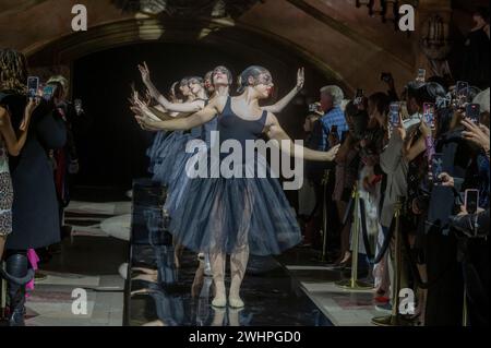 New York, États-Unis. 10 février 2024. NEW YORK, NEW YORK - 10 FÉVRIER : les danseurs jouent au spectacle PatBo pendant la Fashion week de New York : The Shows at the Surrogate's court le 10 février 2024 à New York. Crédit : Ron Adar/Alamy Live News Banque D'Images