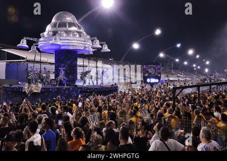 ao Paulo, Brésil, le 10 février 2024. Gavioes da Fiel parcourt au Sambadrome do Anhembi à Sao Paulo, Brésil, le 10 février 2024, dans le cadre des défilés spéciaux des écoles de samba de Sao Paulo. (Photo de Leandro Chemalle/Thenews2/NurPhoto) crédit : NurPhoto SRL/Alamy Live News Banque D'Images