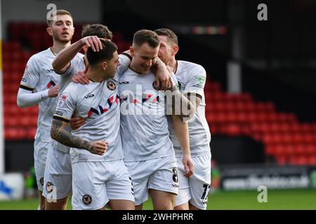 Walsall, Royaume-Uni. 10 février 2024. Bryn Morris du comté de Newport (8) célèbre avec ses coéquipiers après avoir marqué le 1er but de son équipe. EFL Skybet Football League Two match, Walsall v Newport County au Bescot Stadium de Walsall, West Midlands, samedi 10 février 2024. Cette image ne peut être utilisée qu'à des fins éditoriales. Usage éditorial uniquement, photo par crédit : Andrew Orchard sports Photography/Alamy Live News Banque D'Images