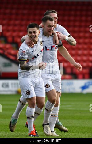 Walsall, Royaume-Uni. 10 février 2024. Bryn Morris du comté de Newport (8) célèbre avec ses coéquipiers après avoir marqué le 1er but de son équipe. EFL Skybet Football League Two match, Walsall v Newport County au Bescot Stadium de Walsall, West Midlands, samedi 10 février 2024. Cette image ne peut être utilisée qu'à des fins éditoriales. Usage éditorial uniquement, photo par crédit : Andrew Orchard sports Photography/Alamy Live News Banque D'Images