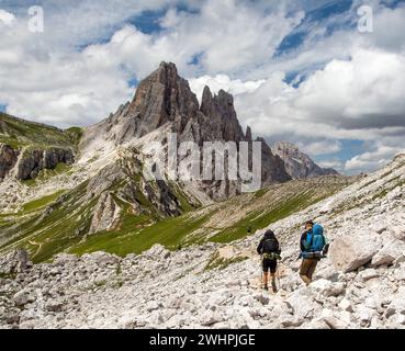 CIMA Ambrizzola et Croda da da Lago avec trois randonneurs, Alpes Dolomites montagnes, Italie Banque D'Images