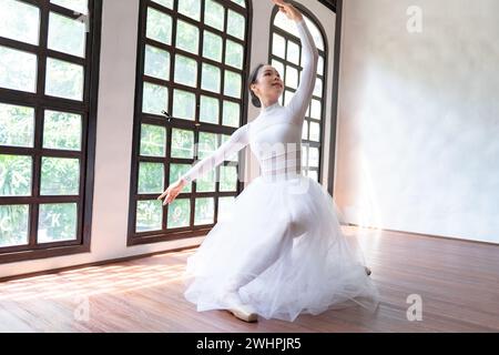 Danseuse de ballet asiatique girlÂ performance créative avec jupe blanche démontrant les compétences de danse jeune gracefulÂ formation de ballerine Banque D'Images