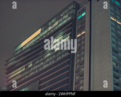 Bruxelles, Belgique. 5 février 2024. Bâtiment éclairé. Les gratte-ciel de Bruxelles. Lumière dans les fenêtres d'un gratte-ciel. Façade de thon Hotel Banque D'Images