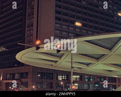 Bruxelles, Belgique. 5 février 2024. Façade des bâtiments bruxellois. Architecture de la ville. Feu de circulation avec le feu rouge. Le café Starbucks, Banque D'Images