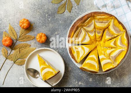 Tarte à la casserole de fromage cottage de citrouille zèbre, casserole rayée avec fromage, chocolat et citrouille sur fond de pierre. Au sain Banque D'Images