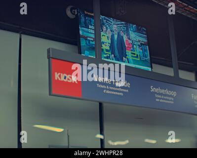 Bruxelles, Belgique. 5 février 2024. Intérieur du métro à la station Roger. Affiche du kiosque à l'intérieur de la gare Banque D'Images