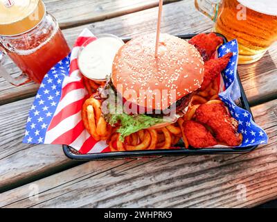 Hamburger avec des pépites sur des frites torsadées Banque D'Images