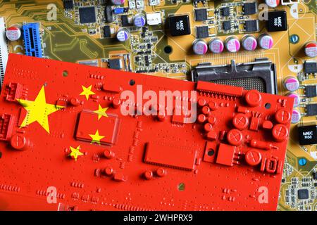 Drapeau de la République de Chine sur un circuit imprimé peint en rouge. Concept de suprématie dans la fabrication mondiale de micropuces et de semi-conducteurs. Banque D'Images
