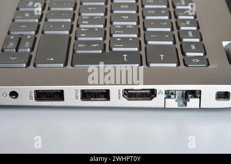 Détail des prises pour casque, des ports usb, des ports hdmi et RJ45 lan sur le côté d'un ordinateur portable moderne Banque D'Images