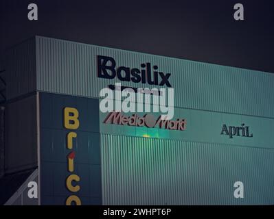 Bruxelles, Belgique. 6 février 2024. Entrée au centre commercial Basilix. Basilix, Brico, Mediamarkt, logos d'avril brillent dans la nuit Banque D'Images