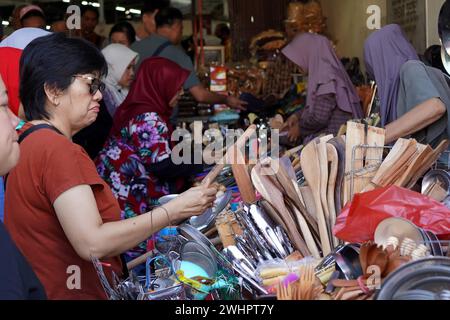 8 février 2024. Solo, Java central, Indonésie. L'atmosphère de Pasar Gede, Solo, Java central, juste avant le nouvel an lunaire. Banque D'Images