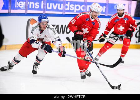 Karlstad, Suède. 11 février 2024. KARLSTAD, SUÈDE 20240211Ondrej Beranek de la République tchèque, André Heim de la Suisse et Andrea Glauser de la Suisse lors du match de hockey sur glace de Beijer Games (Euro Hockey Tour) de dimanche entre la Suisse et la République tchèque à Löfbergs Arena. Karlstad 11 février 2024. Photo : Pontus Lundahl/TT/Code 10050 crédit : TT News Agency/Alamy Live News Banque D'Images