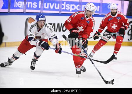 KARLSTAD, SUÈDE 20240211Ondrej Beranek de la République tchèque, André Heim de la Suisse et Andrea Glauser de la Suisse lors du match de hockey Beijer de dimanche Banque D'Images