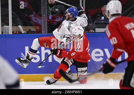 Karlstad, Suède. 11 février 2024. Ondrej Beranek, de la République tchèque, et Marc Marchon, de la Suisse, lors du match de hockey sur glace de Beijer Hockey Games (Euro Hockey Tour) qui se tiendra dimanche entre la Suisse et la République tchèque à Löfbergs Arena. Karlstad 11 février 2024. Photo : Pontus Lundahl/TT/Code 10050 crédit : TT News Agency/Alamy Live News Banque D'Images