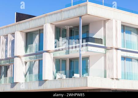 Balcons dans un nouvel appartement de mur de verre Banque D'Images