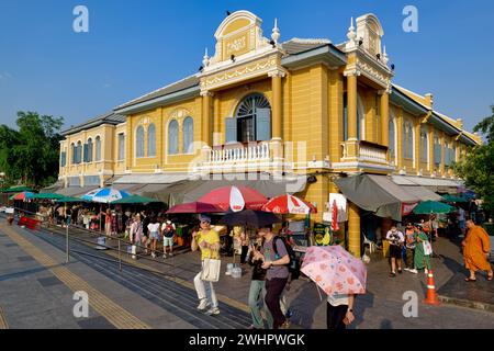 Un bâtiment de couleur ocre dans un style traditionnel à l'embarcadère de bateau express Tha Chang dans le centre de la partie la plus dense touristique du vieux Bangkok, Thaïlande Banque D'Images