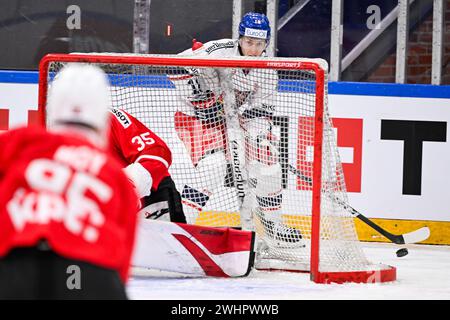 Karlstad, Suède. 11 février 2024. Jakub de la République tchèque Rychlovský est derrière le but de la Suisse lors du match de hockey sur glace de Beijer Games (Euro Hockey Tour) de dimanche entre la Suisse et la République tchèque à Löfbergs Arena. Karlstad 11 février 2024. Photo : Pontus Lundahl/TT/Code 10050 crédit : TT News Agency/Alamy Live News Banque D'Images