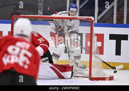 Karlstad, Suède. 11 février 2024. Jakub de la République tchèque Rychlovský est derrière le but de la Suisse lors du match de hockey sur glace de Beijer Games (Euro Hockey Tour) de dimanche entre la Suisse et la République tchèque à Löfbergs Arena. Karlstad 11 février 2024. Photo : Pontus Lundahl/TT/Code 10050 crédit : TT News Agency/Alamy Live News Banque D'Images