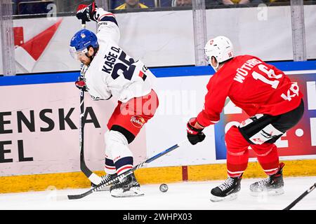 Karlstad, Suède. 11 février 2024. David Kase, de la République tchèque, et Dario Wüthrich, de la Suisse, lors du match de hockey sur glace de Beijer Games (Euro Hockey Tour) qui se tiendra dimanche entre la Suisse et la République tchèque à Löfbergs Arena. Karlstad 11 février 2024. Photo : Pontus Lundahl/TT/Code 10050 crédit : TT News Agency/Alamy Live News Banque D'Images