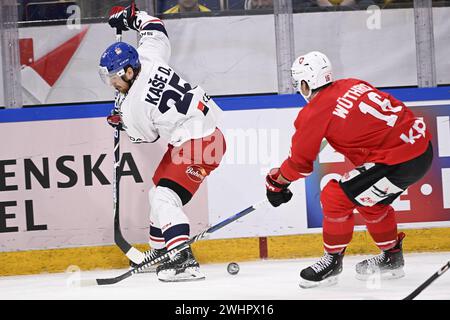 Karlstad, Suède. 11 février 2024. David Kase, de la République tchèque, et Dario Wüthrich, de la Suisse, lors du match de hockey sur glace de Beijer Games (Euro Hockey Tour) qui se tiendra dimanche entre la Suisse et la République tchèque à Löfbergs Arena. Karlstad 11 février 2024. Photo : Pontus Lundahl/TT/Code 10050 crédit : TT News Agency/Alamy Live News Banque D'Images