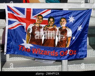 Borehamwood, Royaume-Uni. 11 février 2024. Borehamwood, Angleterre, le 11 février 2024 : les joueurs d'Arsenal et de Matilda ont un drapeau à l'affiche avant le match de la FA Cup Adobe Womens entre Arsenal et Manchester City au Mangata Pay UK Stadium (Meadow Park) à Borehamwood, en Angleterre. (Jay Patel/SPP) crédit : photo de presse sportive SPP. /Alamy Live News Banque D'Images