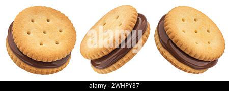 Biscuits sandwich, biscuits fourrés de crème de chocolat isolés sur fond blanc, pleine profondeur de champ Banque D'Images