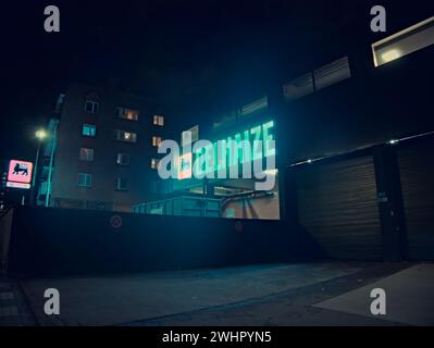 Bruxelles, Belgique. 6 février 2024. Logo d'un supermarché Delhaize. Rues de Bruxelles. Ville de nuit. Banque D'Images