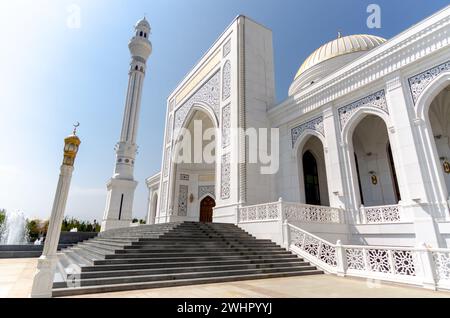 Inscription en arabe loue à Dieu qui apporte des larmes aux moutons autour de la chaleur sur une mosquée islamique Banque D'Images