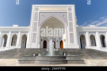 Inscription en arabe loue à Dieu qui apporte des larmes aux moutons autour de la chaleur sur une mosquée islamique Banque D'Images