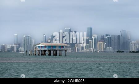 Jimmy Ellenburg House, Stiltsville, Misty Miami skyline, Biscayne Bay, Biscayne National Park, Floride Banque D'Images